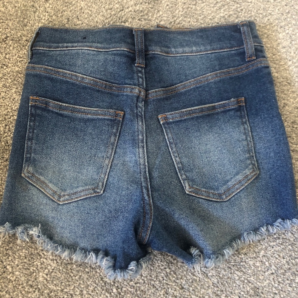 Short shorts - Picture 2 of 3